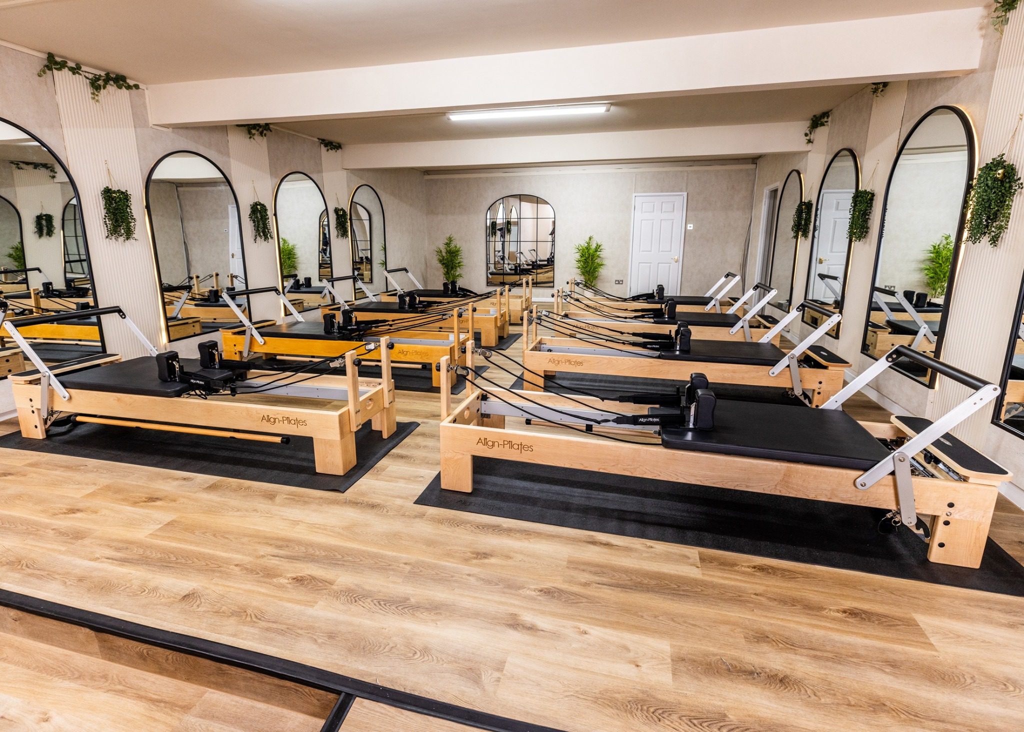 Αίθουσα Pilates studio με σειρά επαγγελματικών Align-Pilates Reformers