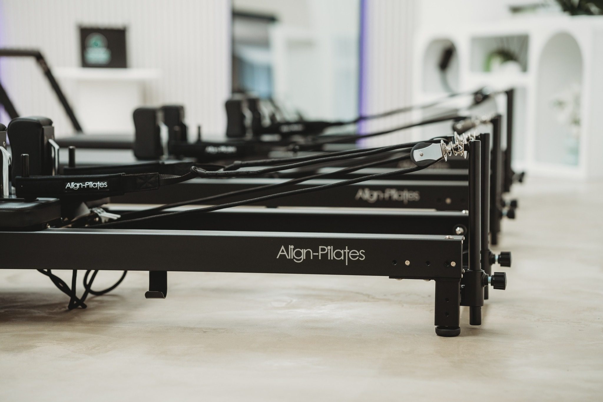 Σειρά μαύρων Align-Pilates Reformers σε επαγγελματικό studio